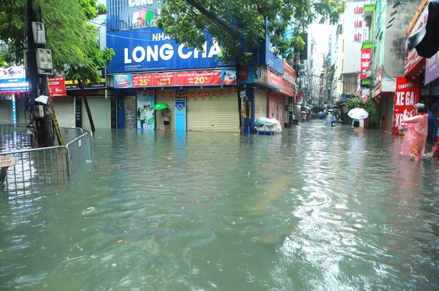 Chiều nay Hà Nội mưa dông kèm lốc sét, gió giật mạnh- Ảnh 2.