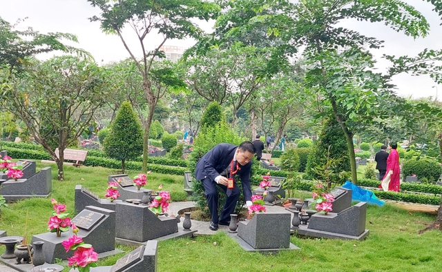 Đại biểu dự Đại hội Đảng bộ TPHCM dâng hương tưởng niệm Anh hùng Liệt sĩ trước giờ khai mạc phiên trù bị- Ảnh 4.