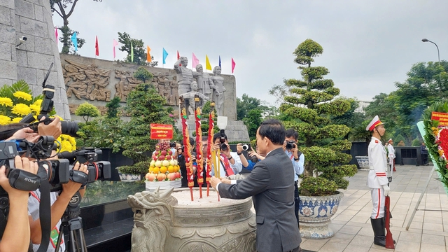 Đại biểu dự Đại hội Đảng bộ TPHCM dâng hương tưởng niệm Anh hùng Liệt sĩ trước giờ khai mạc phiên trù bị- Ảnh 3.