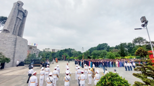 Đại biểu dự Đại hội Đảng bộ TPHCM dâng hương tưởng niệm Anh hùng Liệt sĩ trước giờ khai mạc phiên trù bị- Ảnh 1.