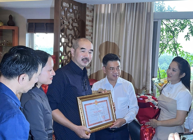 Đạo diễn phim 'Địa đạo' nhận bằng khen của chính quyền TPHCM- Ảnh 1. Đạo diễn phim 'Địa đạo' nhận bằng khen của chính quyền TPHCM- Ảnh 1.