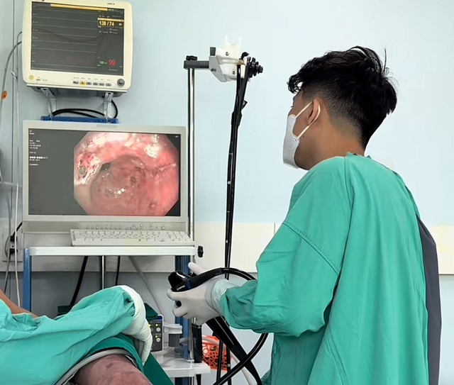 Ngất xỉu tại nhà, cụ ông được phát hiện chảy máu dạ dày nặng- Ảnh 1. Ngất xỉu tại nhà, cụ ông được phát hiện chảy máu dạ dày nặng- Ảnh 1.