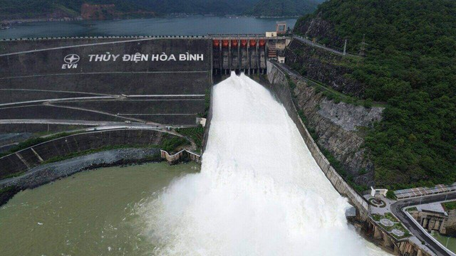 Thủy điện Hòa Bình mở cửa xả đáy do mưa lớn, 6 tỉnh thành ứng phó- Ảnh 2. Thủy điện Hòa Bình mở cửa xả đáy do mưa lớn, 6 tỉnh thành ứng phó- Ảnh 2.