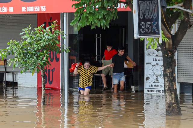Mưa lớn kéo dài, nhiều khu vực vẫn ngập úng sau bão số 11- Ảnh 2. Mưa lớn kéo dài, nhiều khu vực vẫn ngập úng sau bão số 11- Ảnh 2.
