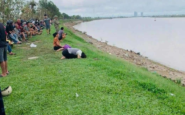 Nỗ lực tìm kiếm người cha nghi ôm hai con nhảy cầu Bến Thủy- Ảnh 2. Nỗ lực tìm kiếm người cha nghi ôm hai con nhảy cầu Bến Thủy- Ảnh 2.