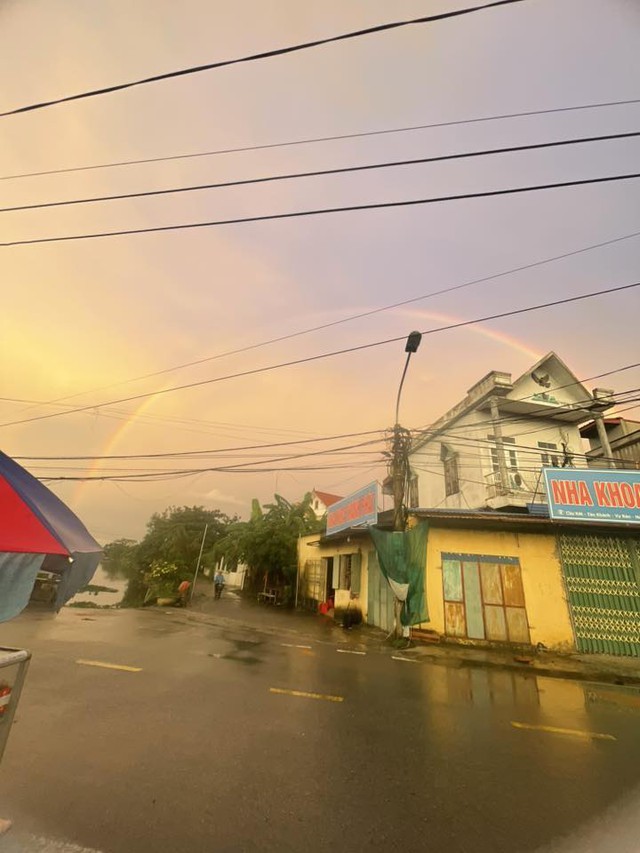 Bầu trời Hà Nội vàng rực kỳ lạ, xuất hiện cầu vồng từ sáng sớm- Ảnh 9. Bầu trời Hà Nội vàng rực kỳ lạ, xuất hiện cầu vồng từ sáng sớm- Ảnh 9.