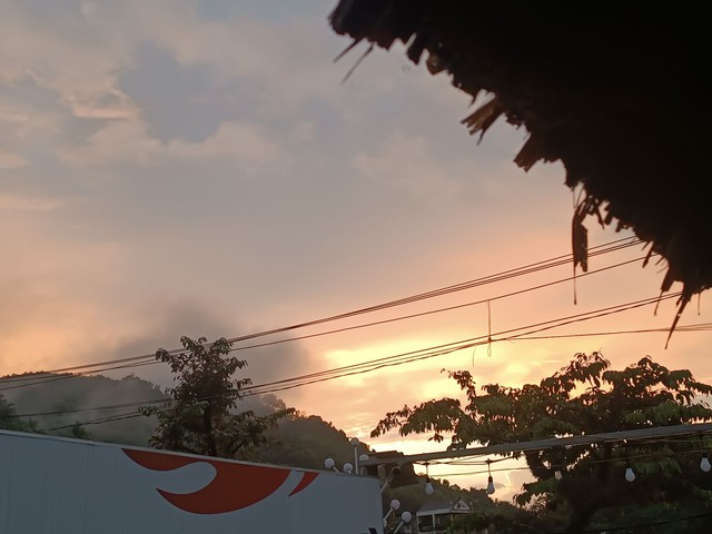 Bầu trời Hà Nội vàng rực kỳ lạ, xuất hiện cầu vồng từ sáng sớm- Ảnh 8. Bầu trời Hà Nội vàng rực kỳ lạ, xuất hiện cầu vồng từ sáng sớm- Ảnh 8.