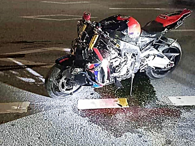 Mô tô phân khối lớn tông xe máy ở Hà Nội, 2 người bị thương nặng- Ảnh 2. Mô tô phân khối lớn tông xe máy ở Hà Nội, 2 người bị thương nặng- Ảnh 2.