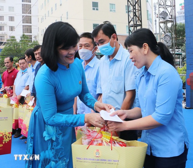Công đoàn sẽ chi hàng nghìn tỷ đồng chăm lo Tết cho người lao động thế nào?- Ảnh 1. Công đoàn sẽ chi hàng nghìn tỷ đồng chăm lo Tết cho người lao động thế nào?- Ảnh 1.