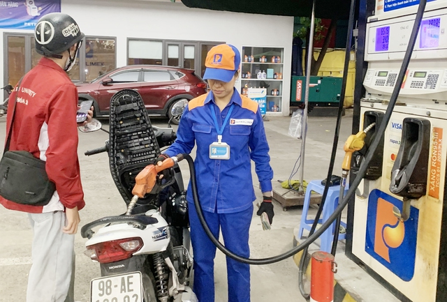 Giá xăng dầu tăng giảm đan xen, RON95 19.903 đồng/lít- Ảnh 2. giá xăng