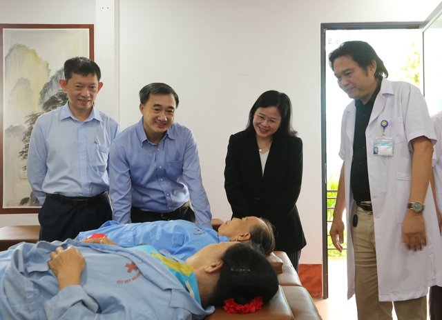 Đoàn công tác Bộ Y tế thăm hỏi, trao quà đồng bào tại Nghệ An: Khám chữa bệnh phải gắn với phòng bệnh suốt vòng đời- Ảnh 3. Đoàn công tác Bộ Y tế thăm hỏi, trao quà đồng bào tại Nghệ An: Khám chữa bệnh phải gắn với phòng bệnh suốt vòng đời- Ảnh 3.