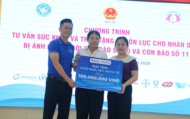 Đoàn công tác Bộ Y tế thăm hỏi, trao quà đồng bào tại Nghệ An: Khám chữa bệnh phải gắn với phòng bệnh suốt vòng đời- Ảnh 7. Đoàn công tác Bộ Y tế thăm hỏi, trao quà đồng bào tại Nghệ An: Khám chữa bệnh phải gắn với phòng bệnh suốt vòng đời- Ảnh 7.