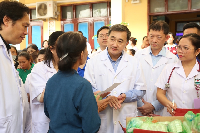 Đoàn công tác Bộ Y tế thăm hỏi, trao quà đồng bào tại Nghệ An: Khám chữa bệnh phải gắn với phòng bệnh suốt vòng đời- Ảnh 1. Đoàn công tác Bộ Y tế thăm hỏi, trao quà đồng bào tại Nghệ An: Khám chữa bệnh phải gắn với phòng bệnh suốt vòng đời- Ảnh 1.