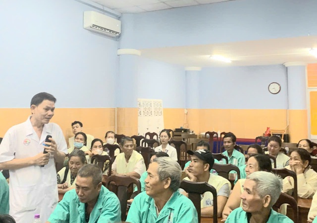 Nhiều bệnh nhân ở BVĐK Khánh Hòa được truyền thông về bệnh gout và nhận quà- Ảnh 1. Nhiều bệnh nhân ở BVĐK Khánh Hòa được truyền thông về bệnh gout và nhận quà- Ảnh 1.