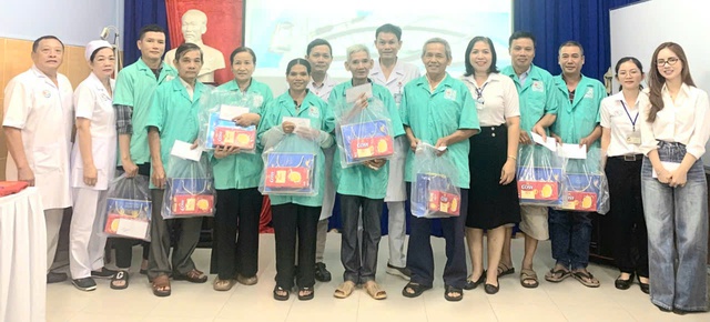 Nhiều bệnh nhân ở BVĐK Khánh Hòa được truyền thông về bệnh gout và nhận quà- Ảnh 3. Nhiều bệnh nhân ở BVĐK Khánh Hòa được truyền thông về bệnh gout và nhận quà- Ảnh 3.