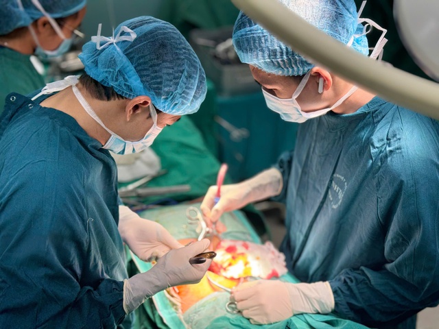 Cứu sống bệnh nhân nhiễm trùng phức tạp sau mổ cột sống- Ảnh 3. Cứu sống bệnh nhân nhiễm trùng phức tạp sau mổ cột sống- Ảnh 3.