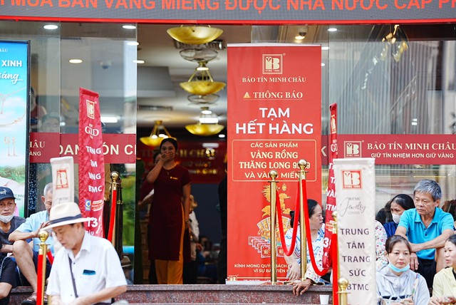 Thị trường vàng ngày 17/10: Nhiều cửa hàng tiếp tục treo biển 'hết hàng'- Ảnh 2. Thị trường vàng ngày 17/10: Nhiều cửa hàng tiếp tục treo biển 'hết hàng'- Ảnh 2.