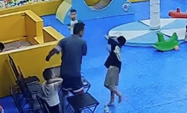 Bé 8 tuổi bị tát 'ù tai' vì ném bóng trúng bạn, người mẹ đã trình báo công an- Ảnh 1.