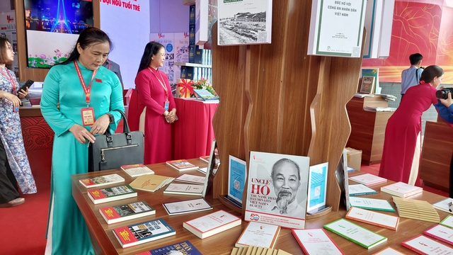 TPHCM trao tặng Không gian 'Cây tri thức' và 126.000 quyển sách tại Học viện Cán bộ- Ảnh 2. TPHCM trao tặng Không gian 'Cây tri thức' và 126.000 quyển sách tại Học viện Cán bộ- Ảnh 2.