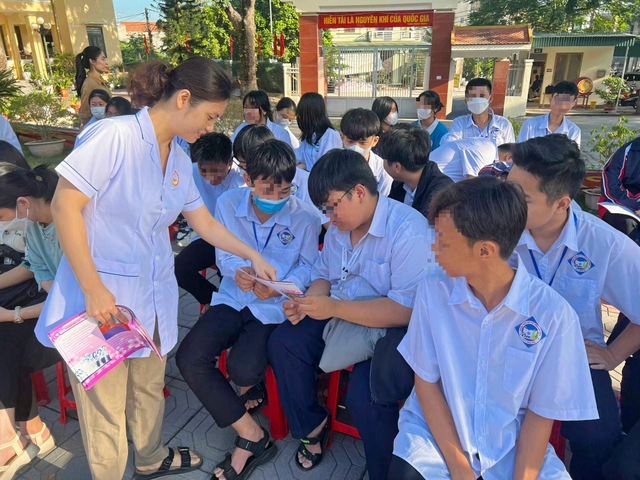 Đẩy mạnh các dịch vụ sức khỏe sinh sản thân thiện với vị thành niên, thanh niên- Ảnh 2. Đẩy mạnh các dịch vụ sức khỏe sinh sản thân thiện với vị thành niên, thanh niên- Ảnh 2.