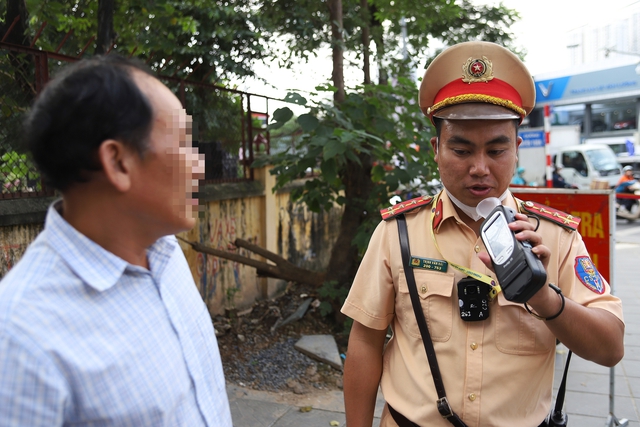CSGT toàn quốc ra quân kiểm tra nồng độ cồn cùng một thời điểm- Ảnh 3. CSGT toàn quốc ra quân kiểm tra nồng độ cồn cùng một thời điểm- Ảnh 3.