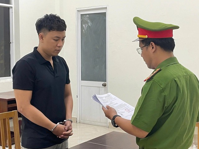 Giả danh công an kiểm tra giấy tờ, hai thanh niên ép thiếu nữ đi nhậu rồi xâm hại- Ảnh 1. Giả danh công an kiểm tra giấy tờ, hai thanh niên ép thiếu nữ đi nhậu rồi xâm hại- Ảnh 1.