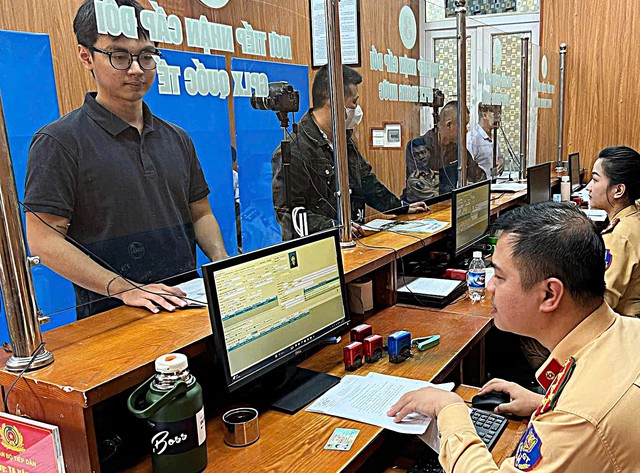 Cách đổi giấy phép lái xe bằng giấy bìa sang thẻ nhựa PET - Ảnh 2. Cách đổi giấy phép lái xe bằng giấy bìa sang thẻ nhựa PET - Ảnh 2.