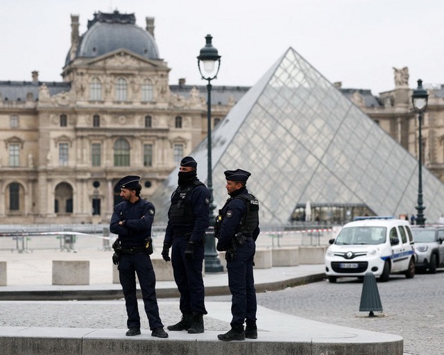 Pháp truy lùng 4 đối tượng lấy cắp nhiều báu vật Hoàng gia ở Bảo tàng Louvre- Ảnh 1. Pháp truy lùng 4 đối tượng lấy cắp nhiều báu vật Hoàng gia ở Bảo tàng Louvre- Ảnh 1.