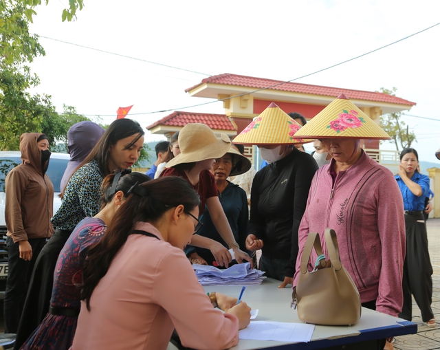 Khám sức khỏe nội tiết, sinh sản và tặng quà cho hơn 100 phụ nữ vùng bão lũ- Ảnh 1. Khám sức khỏe nội tiết, sinh sản và tặng quà cho hơn 100 phụ nữ vùng bão lũ- Ảnh 1.