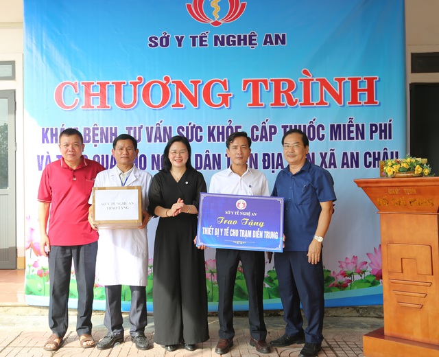 Khám sức khỏe nội tiết, sinh sản và tặng quà cho hơn 100 phụ nữ vùng bão lũ- Ảnh 4. Khám sức khỏe nội tiết, sinh sản và tặng quà cho hơn 100 phụ nữ vùng bão lũ- Ảnh 4.
