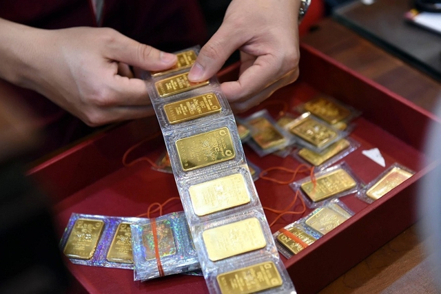 Giá vàng hôm nay ngày 2/10 quay đầu giảm mạnh- Ảnh 1.