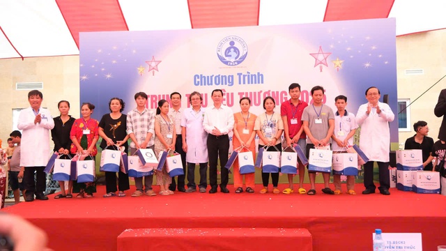 Bộ Y tế trao quà Trung thu cho bệnh nhi và trẻ mồ côi tại TP.HCM- Ảnh 3.
