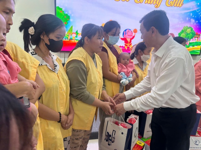 Bộ Y tế trao quà Trung thu cho bệnh nhi và trẻ mồ côi tại TP.HCM- Ảnh 4.
