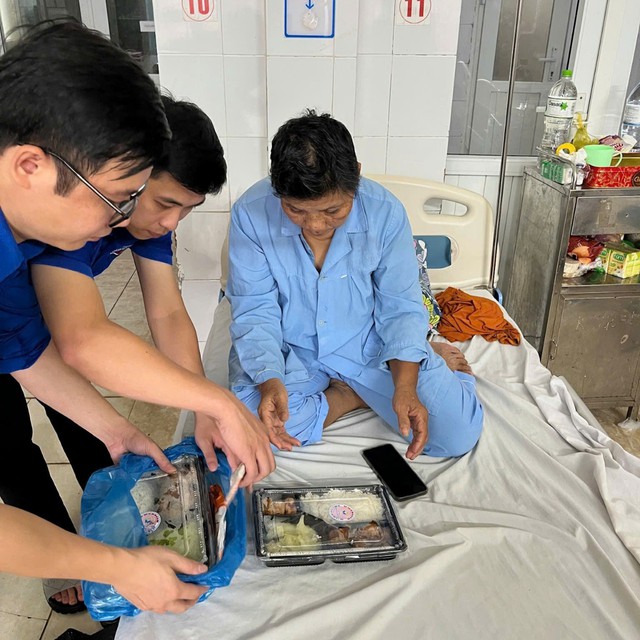 Những suất cơm nghĩa tình sưởi ấm người dân vùng lũ- Ảnh 7.