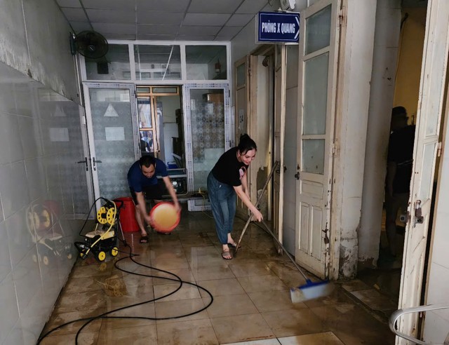 Những suất cơm nghĩa tình sưởi ấm người dân vùng lũ- Ảnh 6.