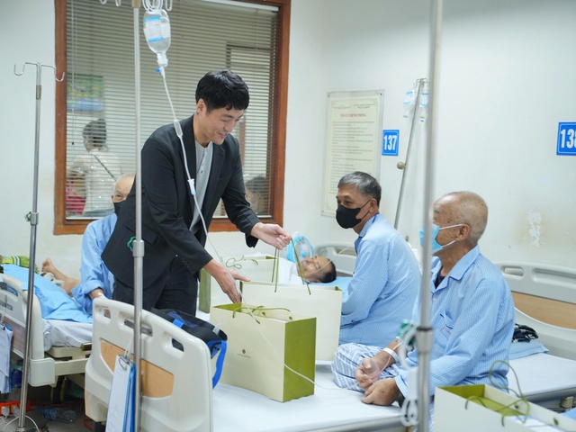Trao gửi yêu thương qua những hộp bánh trung thu tại Viện huyết học Truyền máu Trung ương- Ảnh 1.
