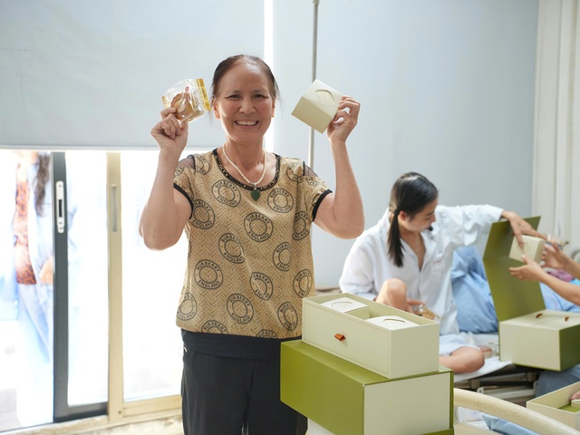 Trao gửi yêu thương qua những hộp bánh trung thu tại Viện huyết học Truyền máu Trung ương- Ảnh 2.