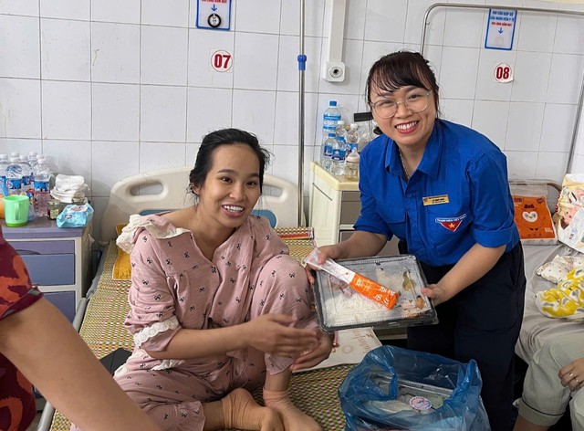 Những suất cơm nghĩa tình sưởi ấm người dân vùng lũ- Ảnh 8.
