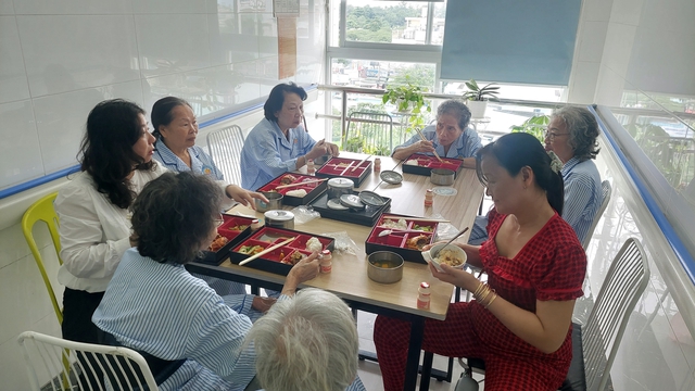 TPHCM triển khai mô hình 'Điều trị nội trú ban ngày' giúp người cao tuổi 'vui hơn ở nhà'- Ảnh 1. TPHCM triển khai mô hình 'Điều trị nội trú ban ngày' giúp người cao tuổi 'vui hơn ở nhà'- Ảnh 1.