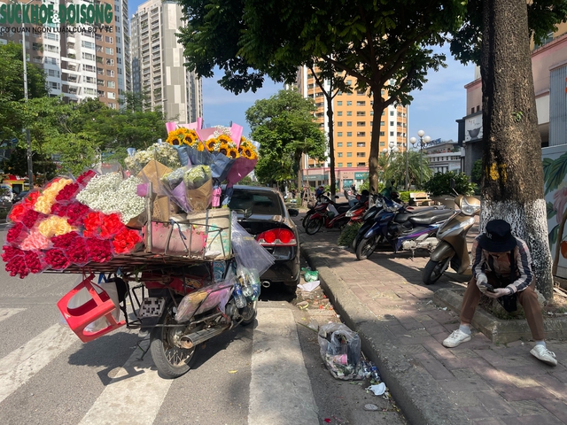 Câu chuyện của những người phụ nữ bán hoa dạo ngày 20/10- Ảnh 2. Câu chuyện của những người phụ nữ bán hoa dạo ngày 20/10- Ảnh 2.