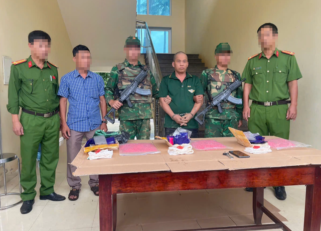 Video: Cận cảnh vây bắt đối tượng vận chuyển 18.000 viên ma túy ở Quảng Trị- Ảnh 1. Video: Cận cảnh vây bắt đối tượng vận chuyển 18.000 viên ma túy ở Quảng Trị- Ảnh 1.
