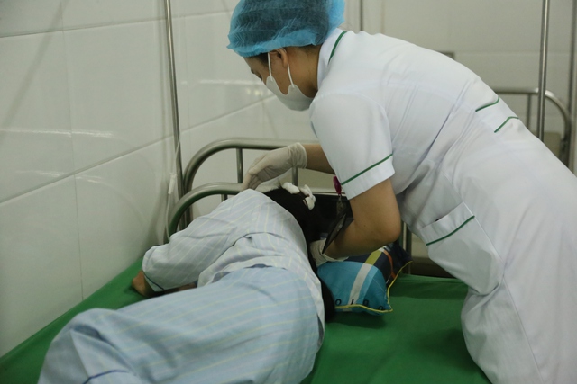 Bé gái nghi bị bố dượng bạo hành ở Hà Tĩnh phải khâu 7 mũi, có 3 vết thương ở đầu- Ảnh 1. Bé gái nghi bị bố dượng bạo hành ở Hà Tĩnh phải khâu 7 mũi, có 3 vết thương ở đầu- Ảnh 1.