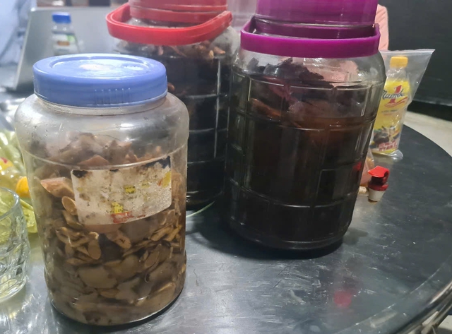 Thông tin mới vụ 6 người nguy kịch nghi uống rượu ngâm ở Nghệ An- Ảnh 2. Thông tin mới vụ 6 người nguy kịch nghi uống rượu ngâm ở Nghệ An- Ảnh 2.