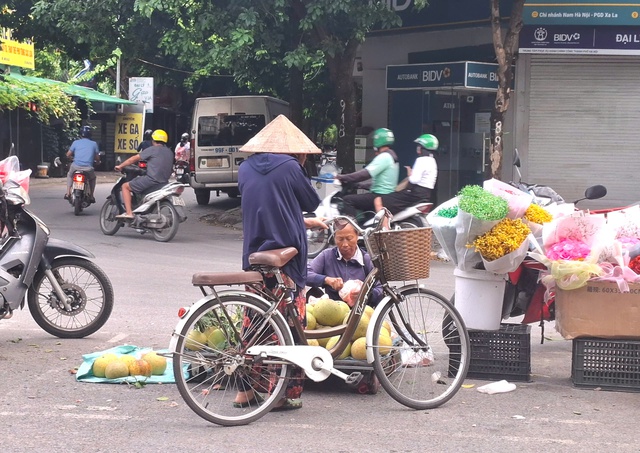 20/10 của những người phụ nữ mưu sinh từ tờ mờ sáng- Ảnh 2. 20/10 của những người phụ nữ mưu sinh từ tờ mờ sáng- Ảnh 2.