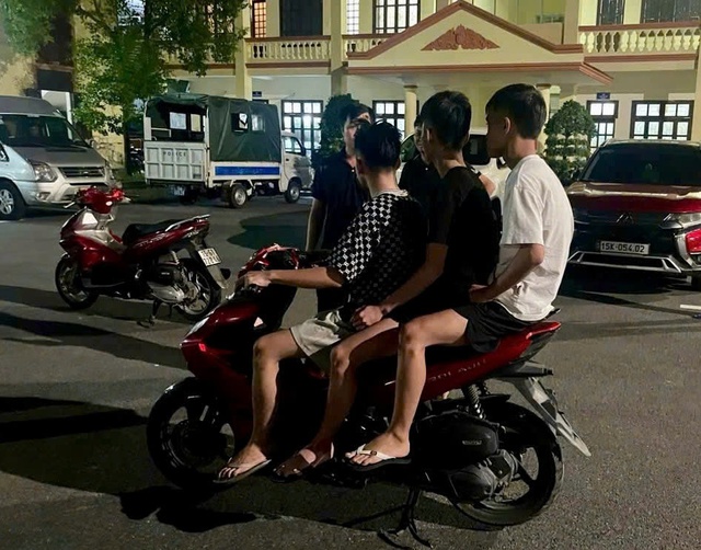 Nhóm 'quái xế' chặn xe, xịt hơi cay tấn công người đi đường ở Hải Phòng ra đầu thú- Ảnh 1. Nhóm 'quái xế' chặn xe, xịt hơi cay tấn công người đi đường ở Hải Phòng ra đầu thú- Ảnh 1.