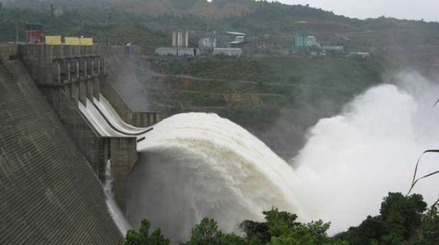 Thủy điện Tuyên Quang mở cửa xả lũ ứng phó với mưa lớn- Ảnh 2. Thủy điện Tuyên Quang mở cửa xả lũ ứng phó với mưa lớn- Ảnh 2.