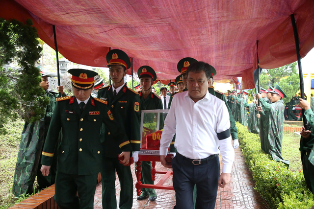 Truy điệu, an táng 34 hài cốt liệt sĩ phát hiện tại Thành cổ Quảng Trị và Trường Bồ Đề- Ảnh 2. Truy điệu, an táng 34 hài cốt liệt sĩ phát hiện tại Thành cổ Quảng Trị và Trường Bồ Đề- Ảnh 2.