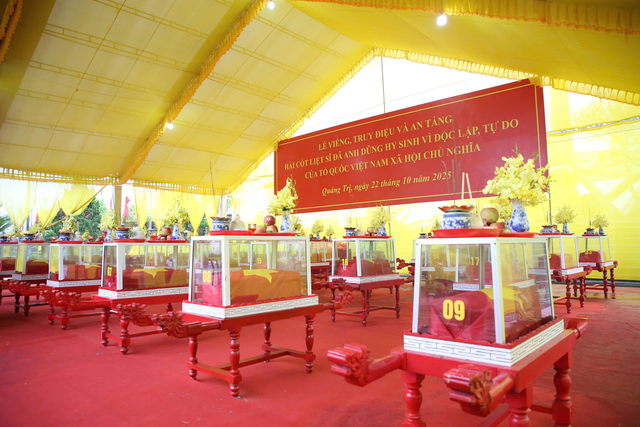Truy điệu, an táng 34 hài cốt liệt sĩ phát hiện tại Thành cổ Quảng Trị và Trường Bồ Đề- Ảnh 1. Truy điệu, an táng 34 hài cốt liệt sĩ phát hiện tại Thành cổ Quảng Trị và Trường Bồ Đề- Ảnh 1.