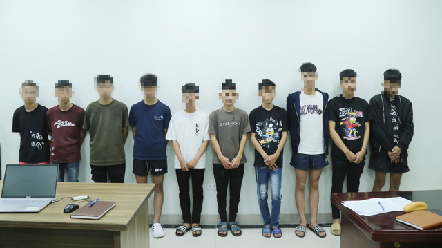 Tạm giữ 20 thanh thiếu niên cầm hung khí, lái xe mô tô tại vòng xuyến ngã 6 Kinh Bắc- Ảnh 1.