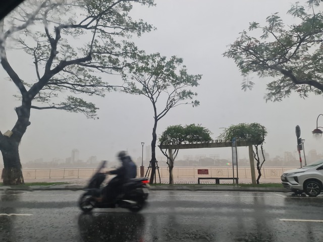 Bão số 12 di chuyển chậm và suy yếu nhanh, miền Trung hứng 2 đợt mưa liên tiếp- Ảnh 2. Bão số 12 di chuyển chậm và suy yếu nhanh, miền Trung hứng 2 đợt mưa liên tiếp- Ảnh 2.